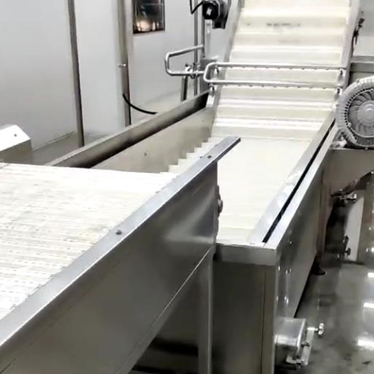 秦皇島不老莓果汁生產線安裝完畢正在調試